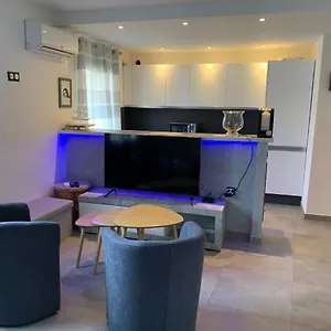 Grand Tres Agreable Avec Bar, Cuisine Et Terrasse Appartement